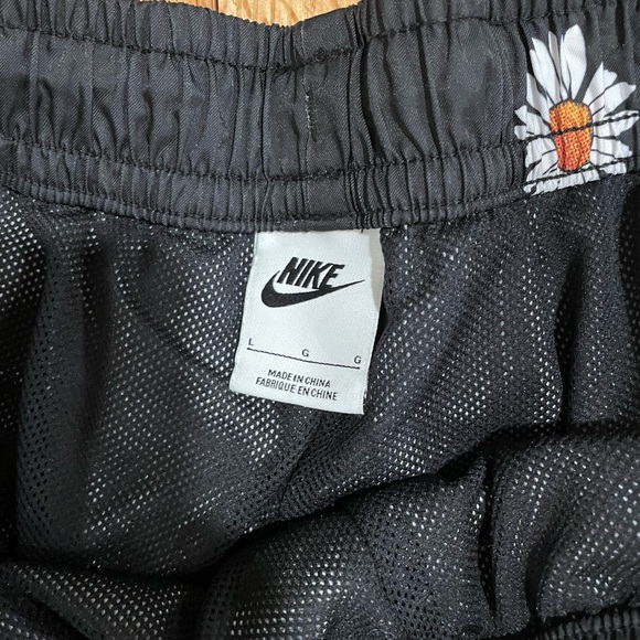 Nike Black Daisy Print Men's Athletic Shorts - Picture 2 of 2